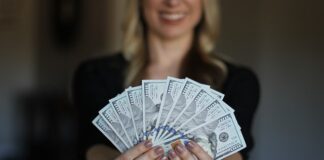 Ile trzeba zarabiać żeby dostać kartę kredytową?