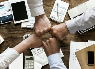 Na czym polega proces budowania kampanii marketingowej?